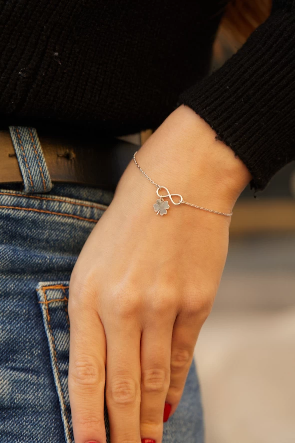 Végtelen Lóhere Szerencse Fehér Arany Karkötő