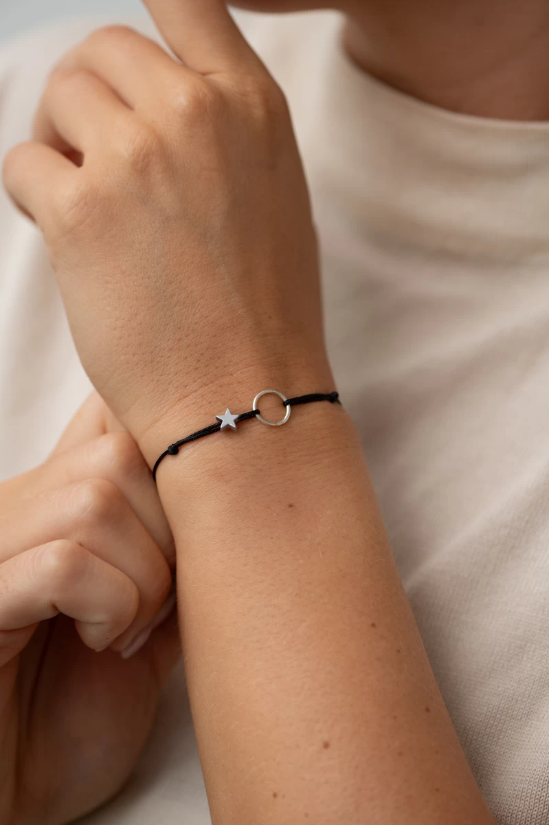 Kontúr Kör Hematit Csillaggal Ezüst 925 Fonalas Karkötő